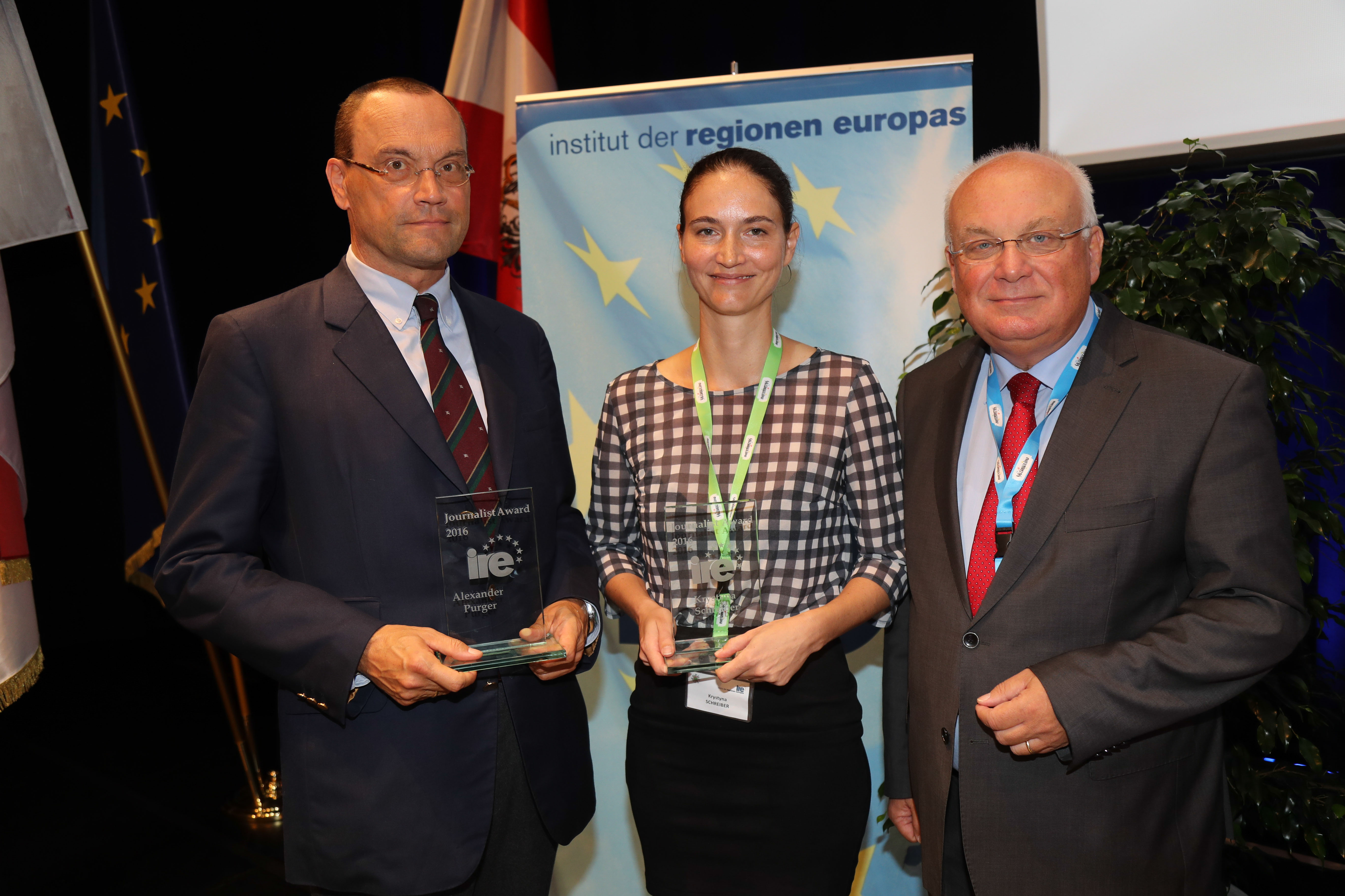 12. Konferenz der Regionen Europas im Kongreßhaus Salzburg Foto: Franz Neumayr 26.9.2016 Verleihung des IRE Journalismus Award durch Franz Schausberger an Krytyna Schreiber (mitte) und Alexander Purger (links)